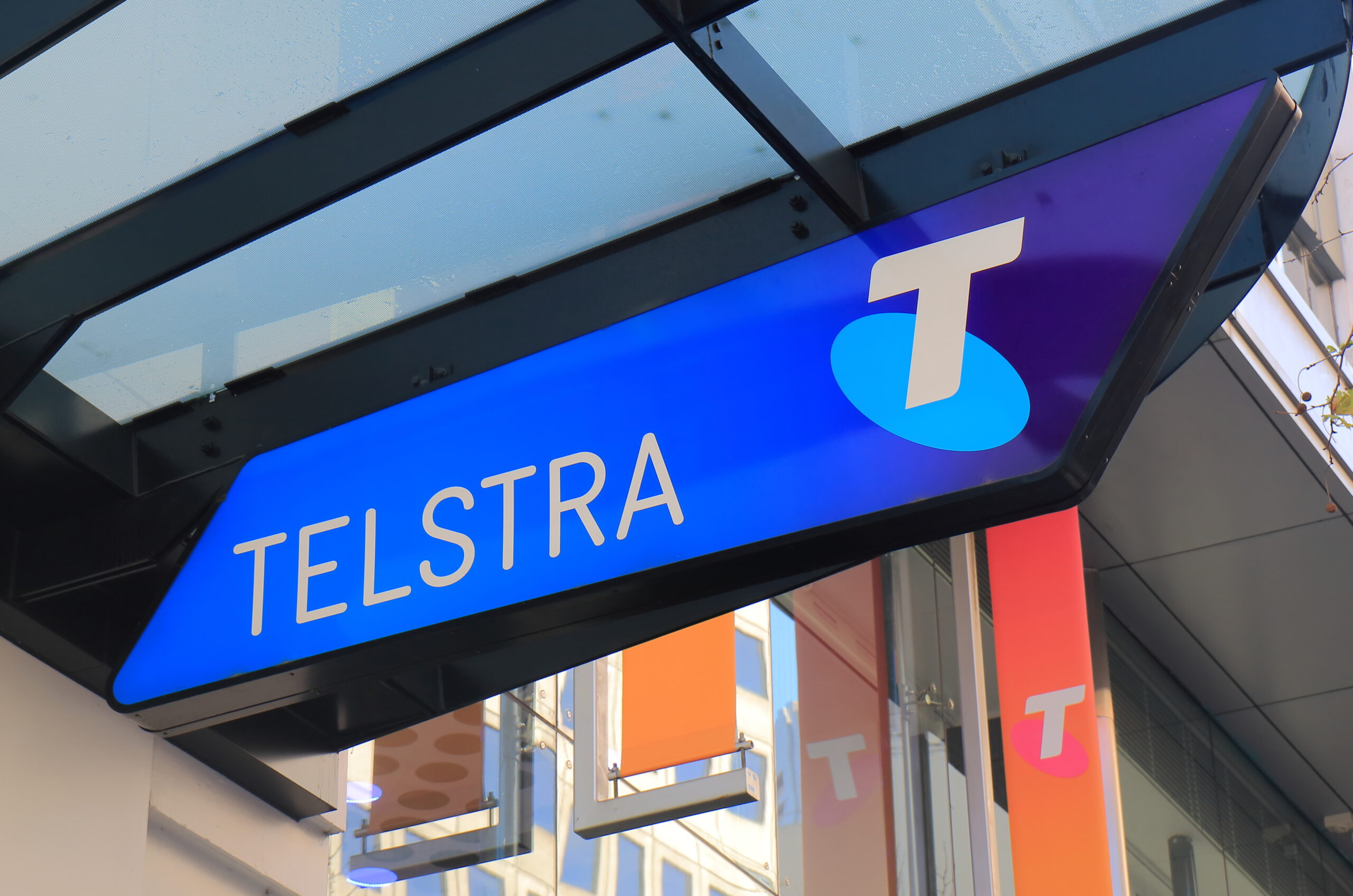 Albanese government must take urgent action on Telstra outage chaos